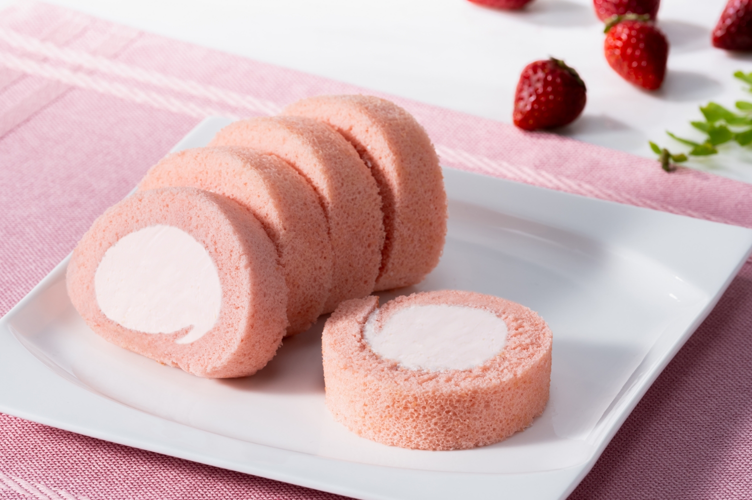 STRAWBERRY ROLL CAKE